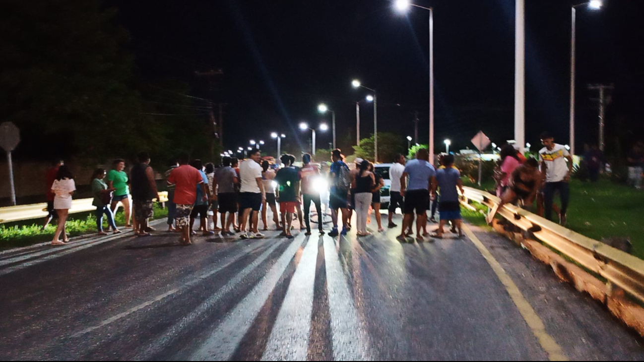 La Policía Municipal dialogó con los manifestantes, quienes se negaron a moverse hasta que se reinstalara la energía. La Policía Municipal dialogó con los manifestantes, quienes se negaron a moverse hasta que se reinstalara la energía.