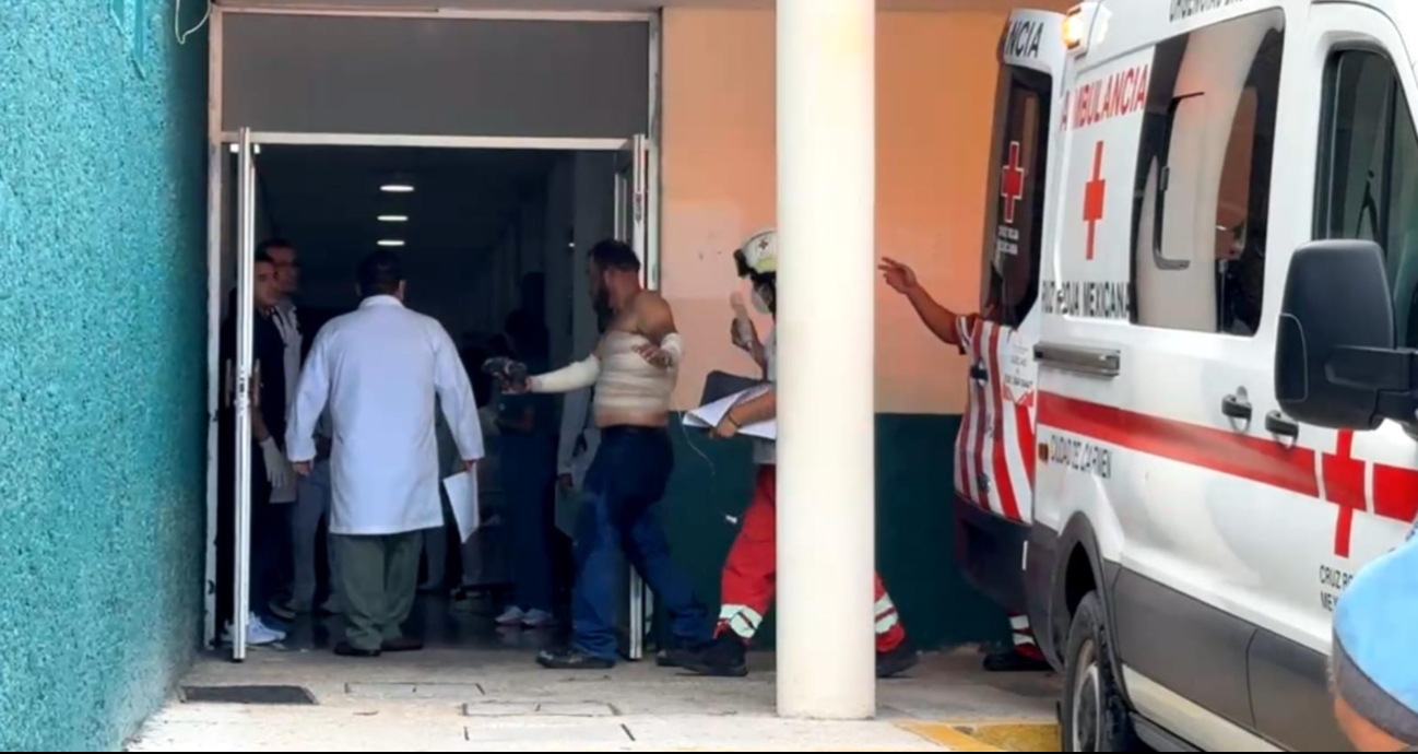 Los trabajadores fueron trasladados de emergencia al Instituto Mexicano del Seguro Social. Los trabajadores fueron trasladados de emergencia al Instituto Mexicano del Seguro Social.