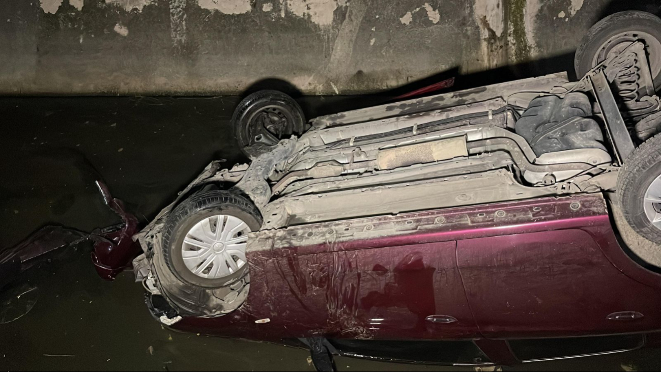 Mujer intoxicada pierde el control y choca Mujer intoxicada pierde el control y choca