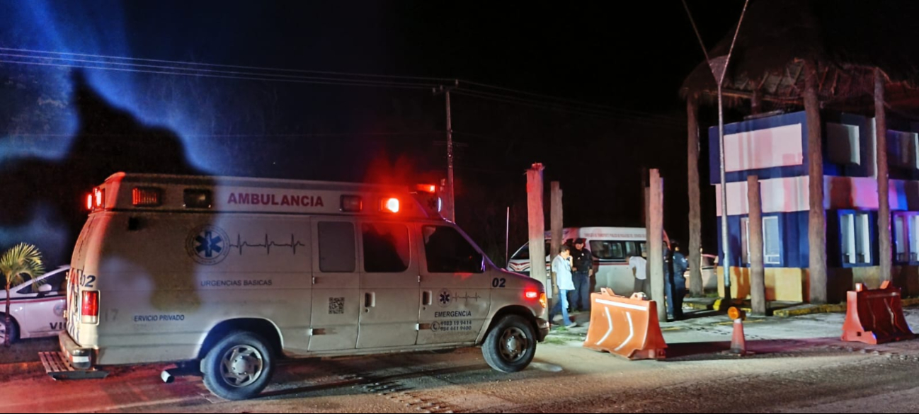 Paramédicos auxiliaron al conductor en Cancún Paramédicos auxiliaron al conductor en Cancún