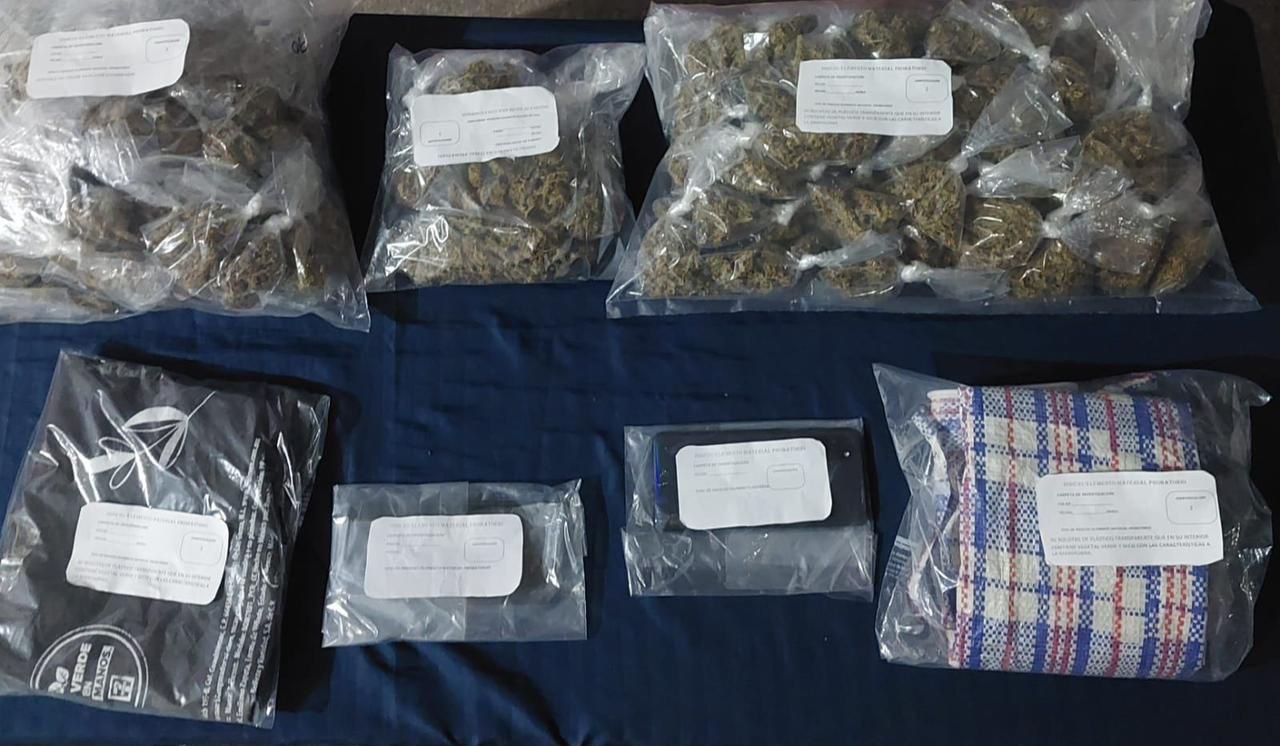 Se encontraron 155 dosis de hierba al momento del arresto Se encontraron 155 dosis de hierba al momento del arresto