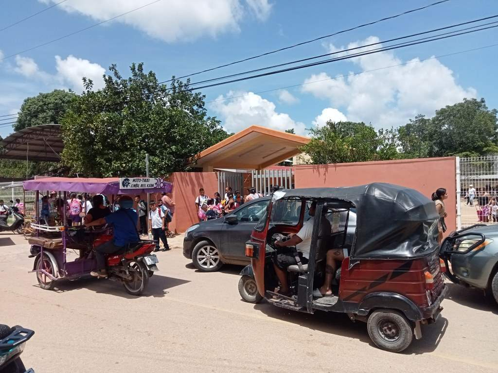 Sus ganancias diarias son de $300 pesos, pero gastan $120 en gasolina Sus ganancias diarias son de $300 pesos, pero gastan $120 en gasolina