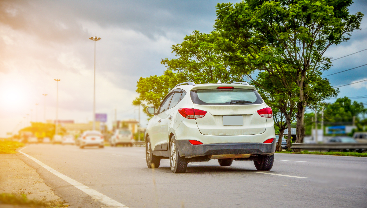 Viajar en automóvil ofrece flexibilidad, con un trayecto de 13 horas y 34 minutos y costos entre $2,000 y $3,000 MXN. Viajar en automóvil ofrece flexibilidad, con un trayecto de 13 horas y 34 minutos y costos entre $2,000 y $3,000 MXN.