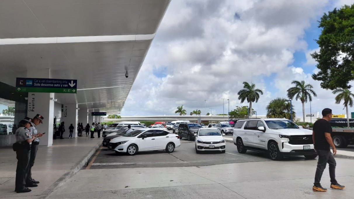 Conductor es confundido por Uber; expone el hostigamiento de los taxistas en el aeropuerto de Cancún Conductor es confundido por Uber; expone el hostigamiento de los taxistas en el aeropuerto de Cancún