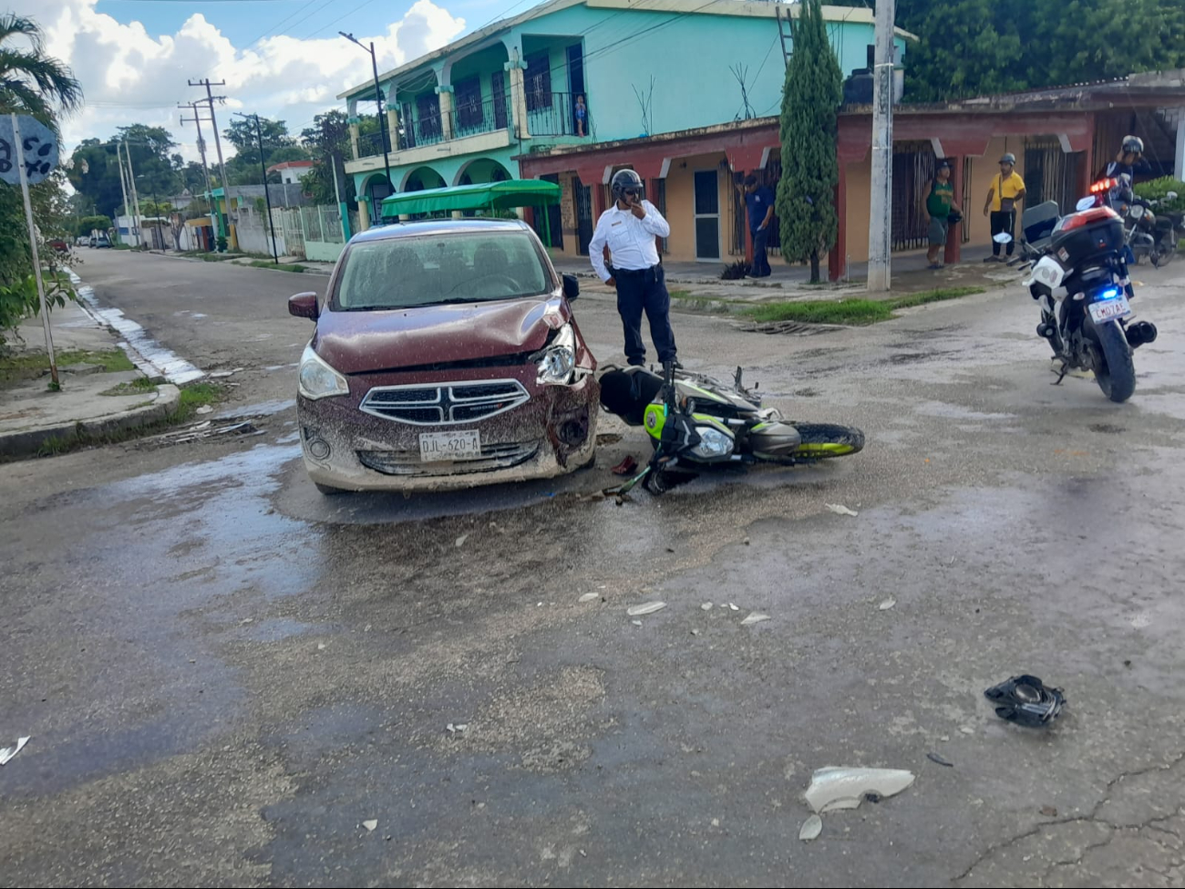 Motociclista lesionado tras impactarse contra un coche en Escárcega