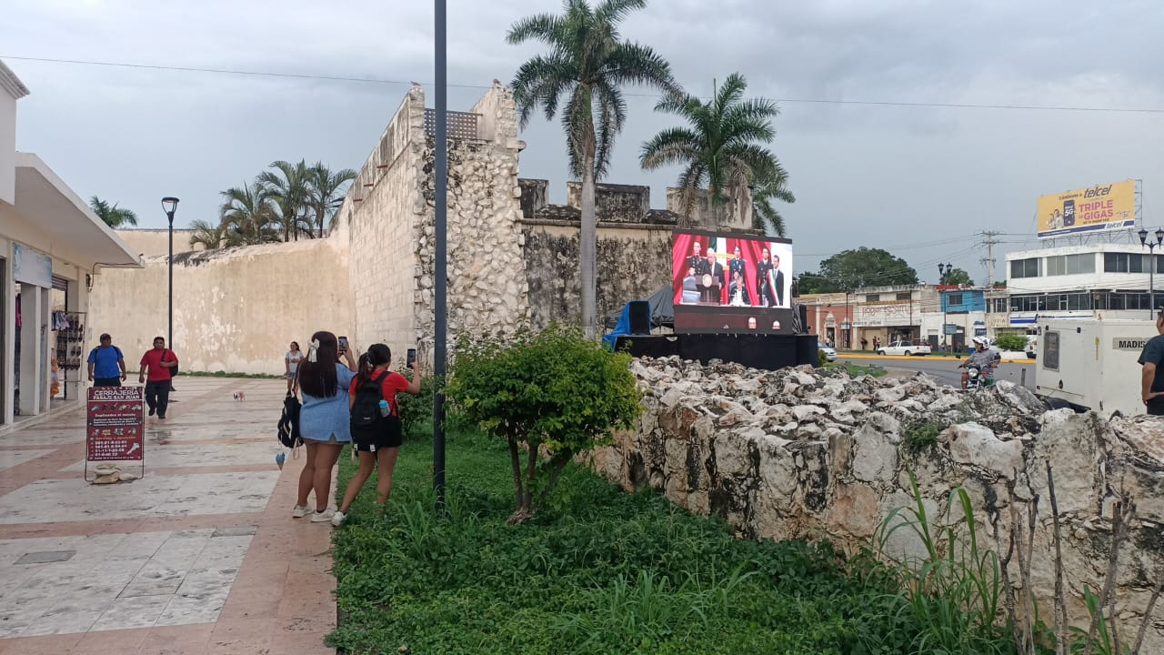 En el Baluarte de San Pedro se proyectan videos que destacan los logros de AMLO