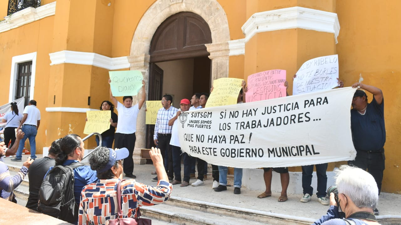 Extrabajadores del Ayuntamiento de Campeche buscan reincorporarse a sus puestos tras despidos que consideran injustificados Extrabajadores del Ayuntamiento de Campeche buscan reincorporarse a sus puestos tras despidos que consideran injustificados