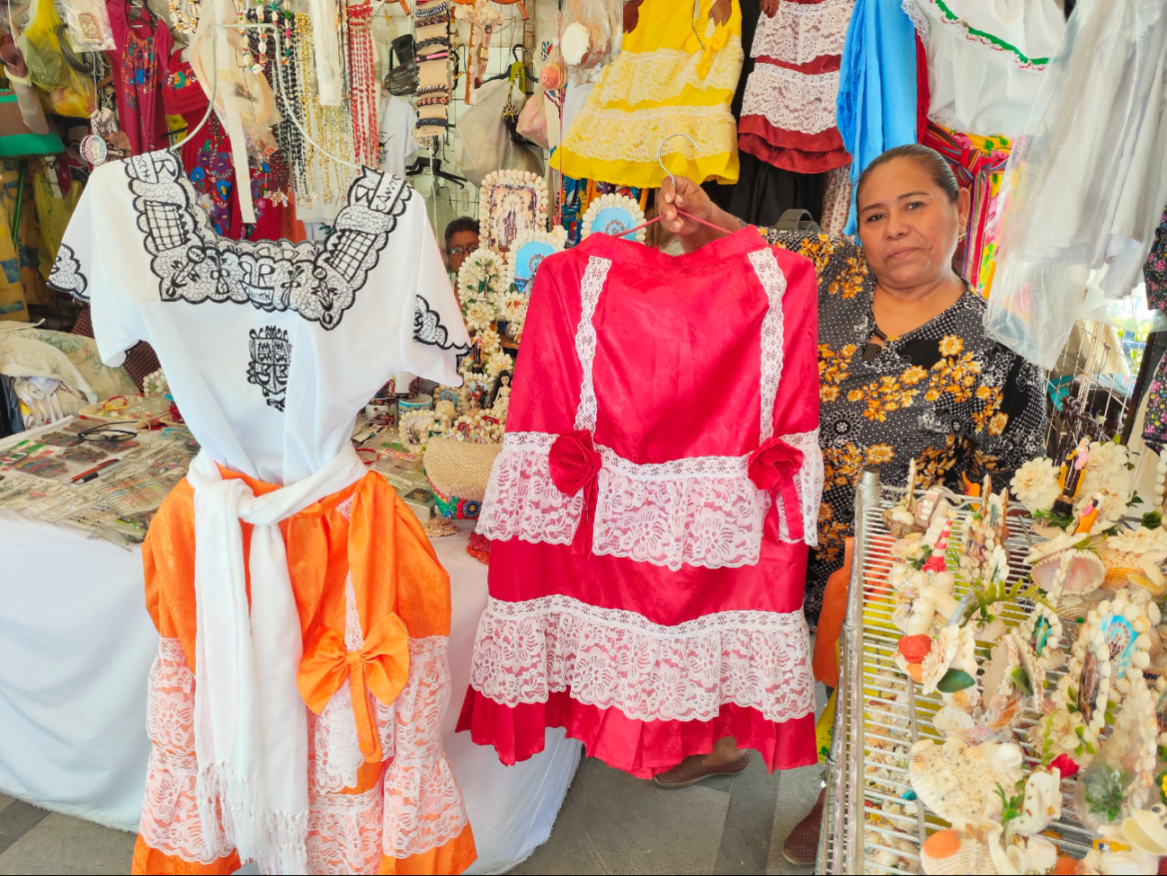 La artesana María Elena se dedica junto con su madre a fabricar trajes de campechana que vende en paquete o por piezas La artesana María Elena se dedica junto con su madre a fabricar trajes de campechana que vende en paquete o por piezas