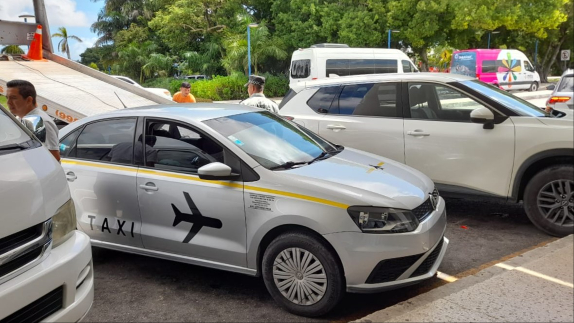 Taxistas vigilan la llegada de todo transporte para saber si son o no Ubers Taxistas vigilan la llegada de todo transporte para saber si son o no Ubers