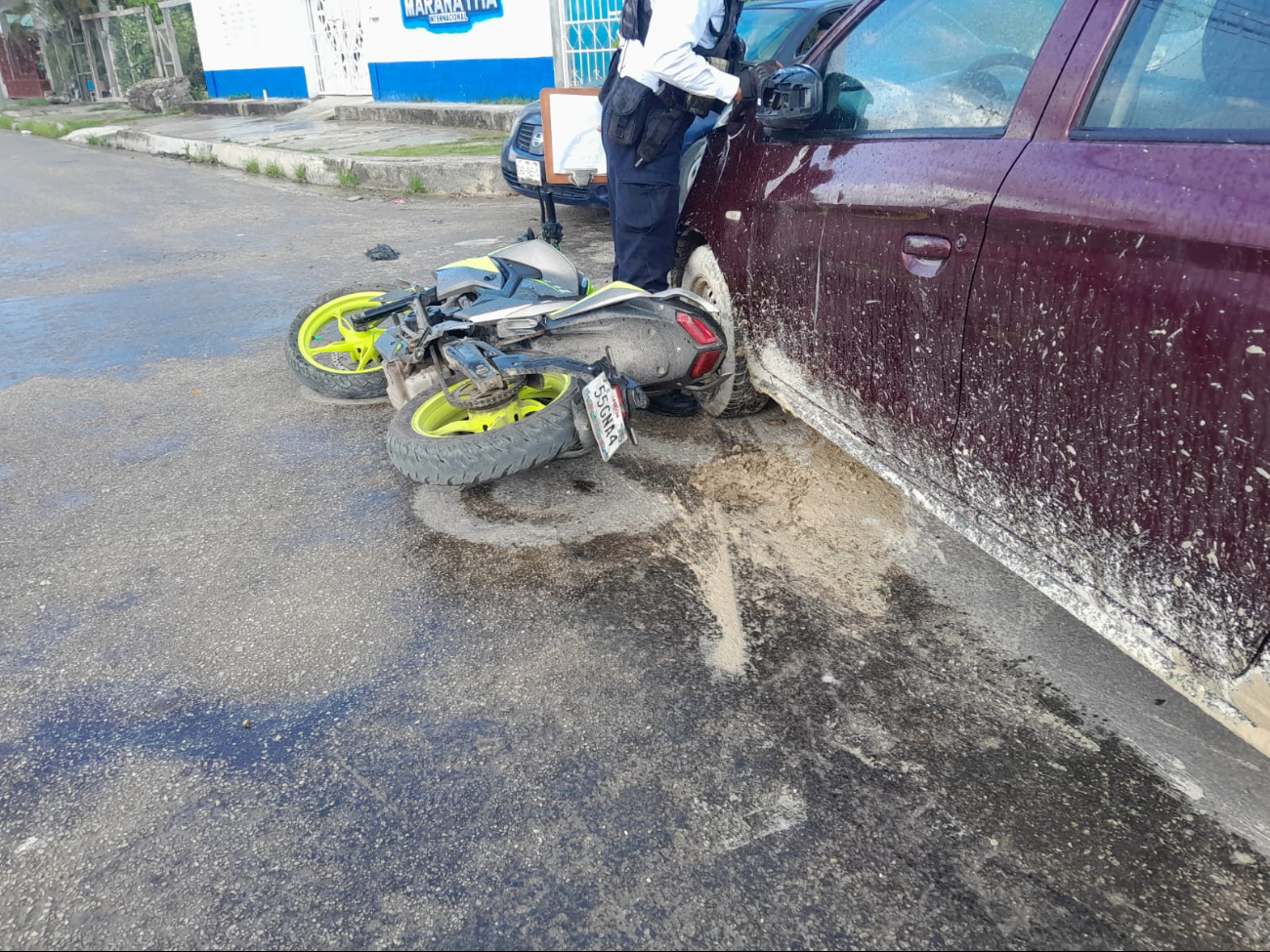 Un lesionado en choque de motocicleta con automóvil Un lesionado en choque de motocicleta con automóvil