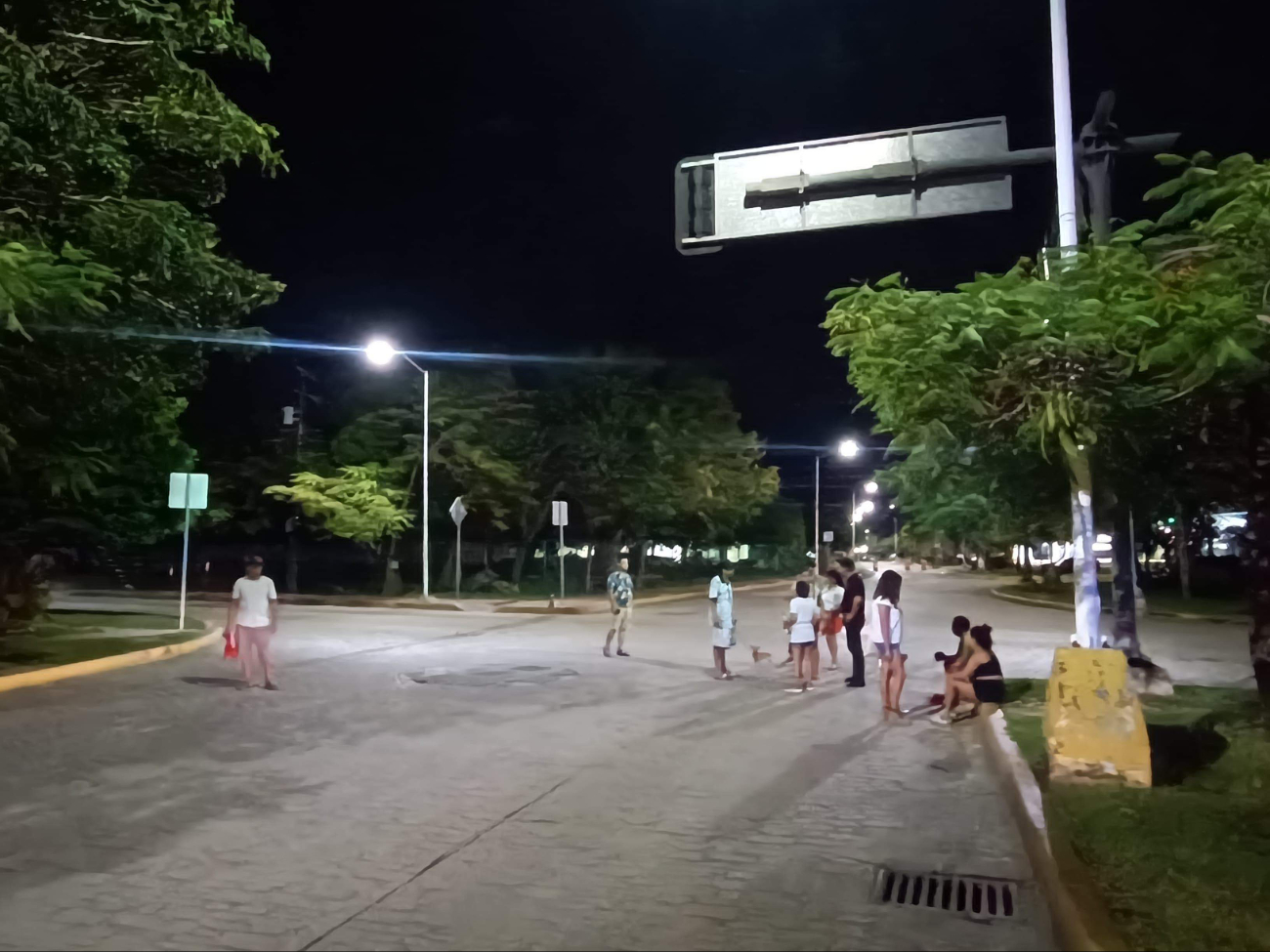 Vecinos bloquearon las avenidas de Yaxhilán, Politécnico, Cobá y el crucero Kabah con Tules Vecinos bloquearon las avenidas de Yaxhilán, Politécnico, Cobá y el crucero Kabah con Tules