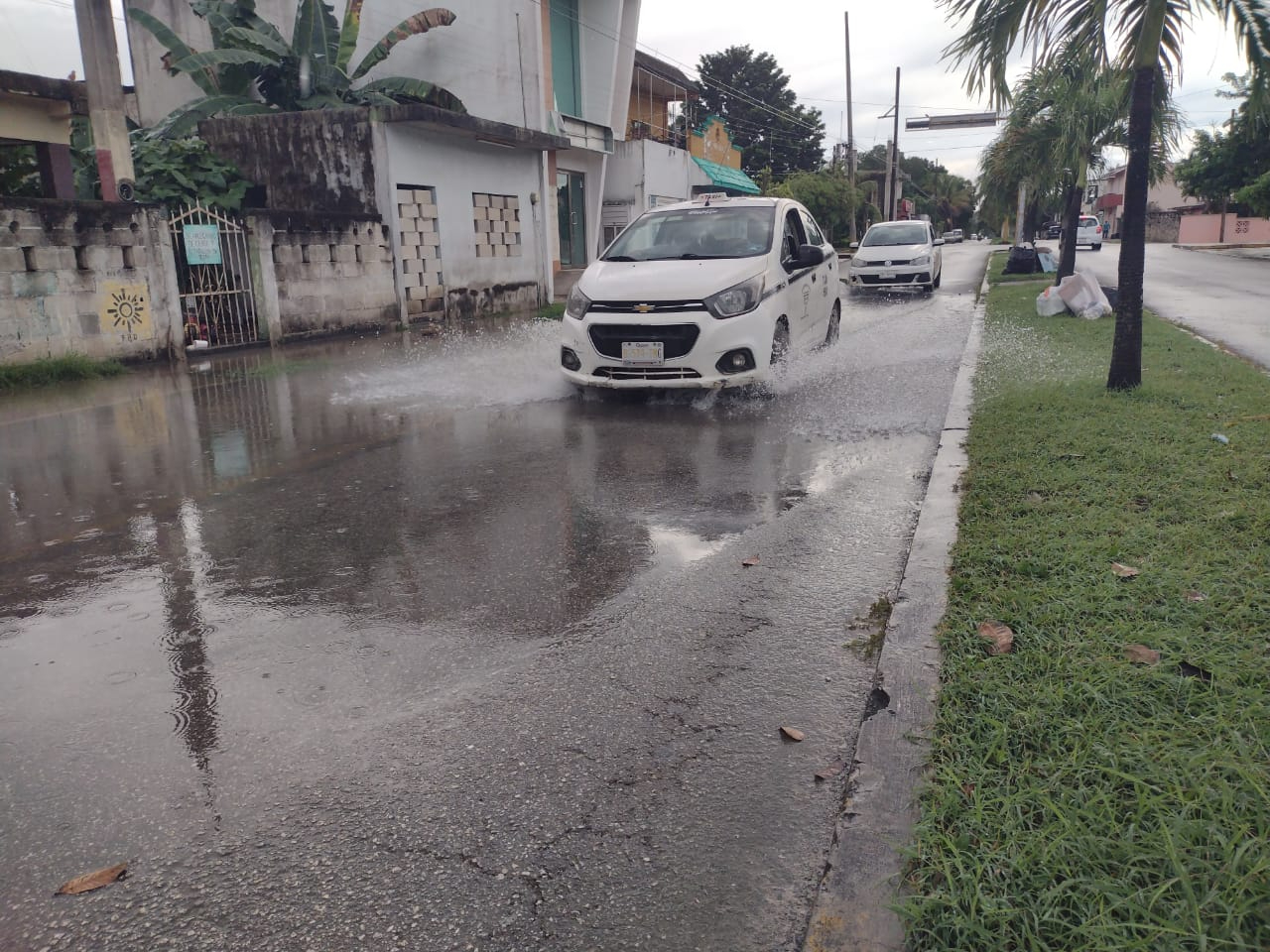 Vecinos de Lázaro Cárdenas inician la semana con lluvias y encharcamientos