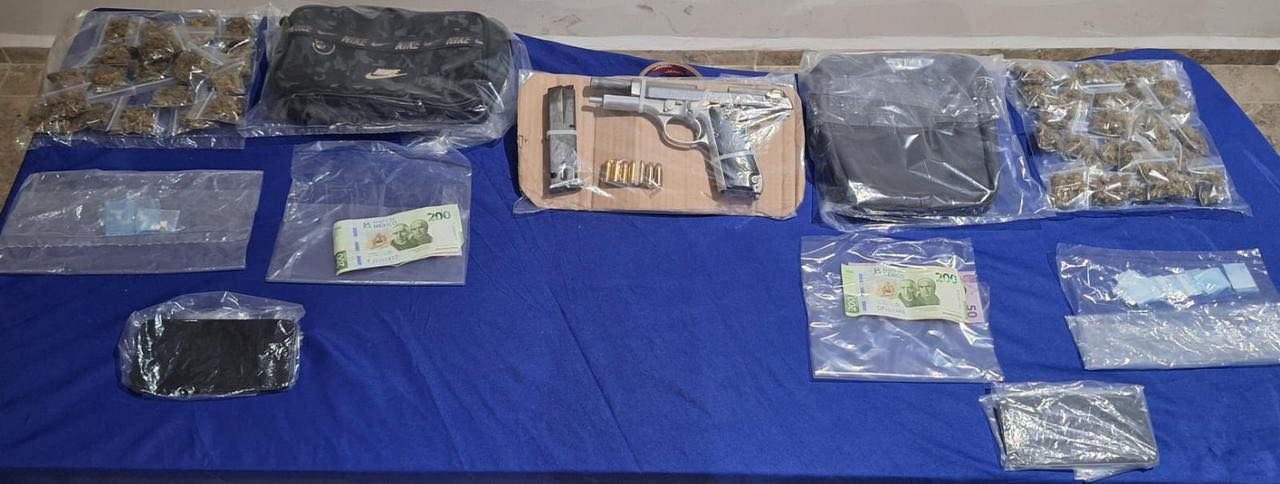 Además de las drogas, se encontró un arma de fuego y cartuchos de calibre de 9mm Además de las drogas, se encontró un arma de fuego y cartuchos de calibre de 9mm