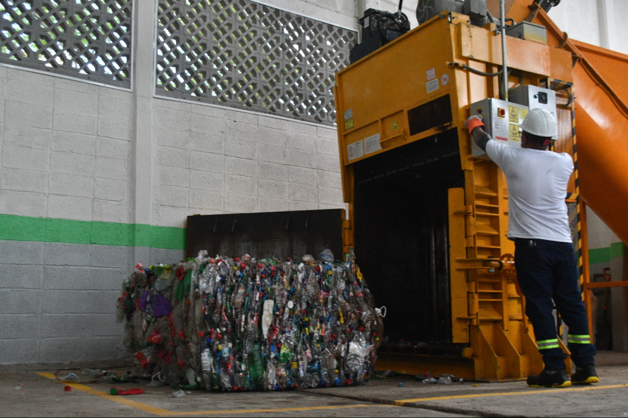 El centro compactará hasta 100 toneladas de PET mensualmente y enviará el material a una planta de reciclaje en Toluca El centro compactará hasta 100 toneladas de PET mensualmente y enviará el material a una planta de reciclaje en Toluca