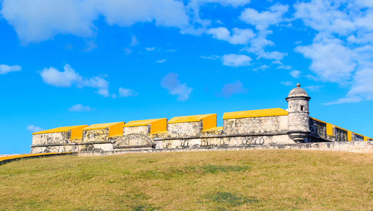 El Fuerte de San José el Alto, construido en el siglo XVIII, ofrece vistas panorámicas y un museo con objetos arqueológicos y navíos históricos. El Fuerte de San José el Alto, construido en el siglo XVIII, ofrece vistas panorámicas y un museo con objetos arqueológicos y navíos históricos.