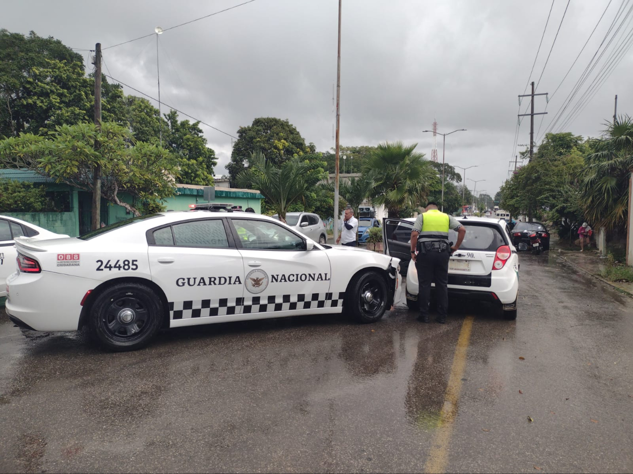 El vehículo de la Guardia Nacional chocó con el taxi en la avenida Constituyentes El vehículo de la Guardia Nacional chocó con el taxi en la avenida Constituyentes