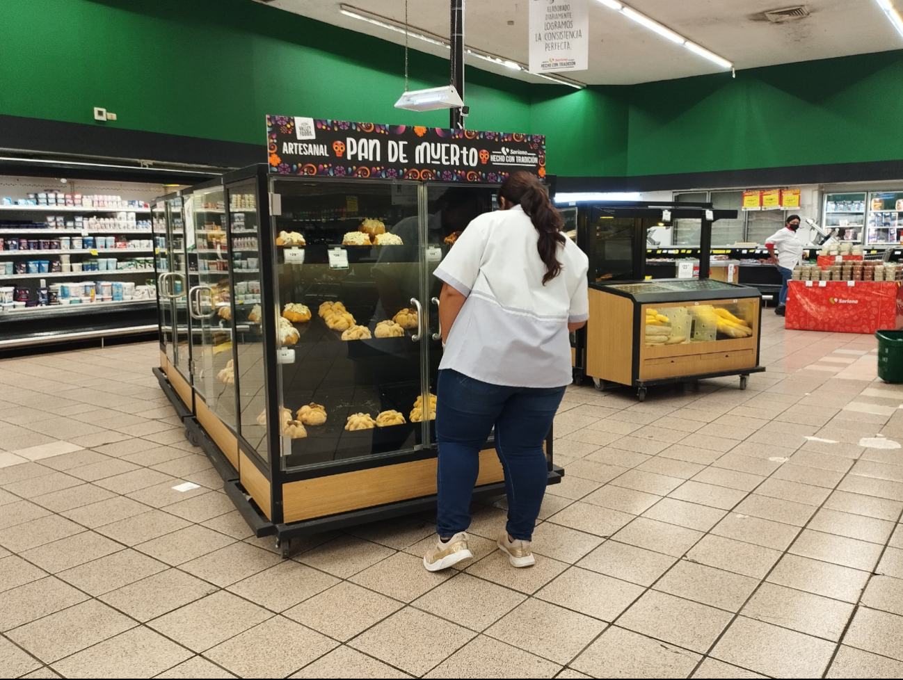 En algunas tiendas de conveniencia y supermercados desde agosto comenzaron a ofrecer pan de muerto
