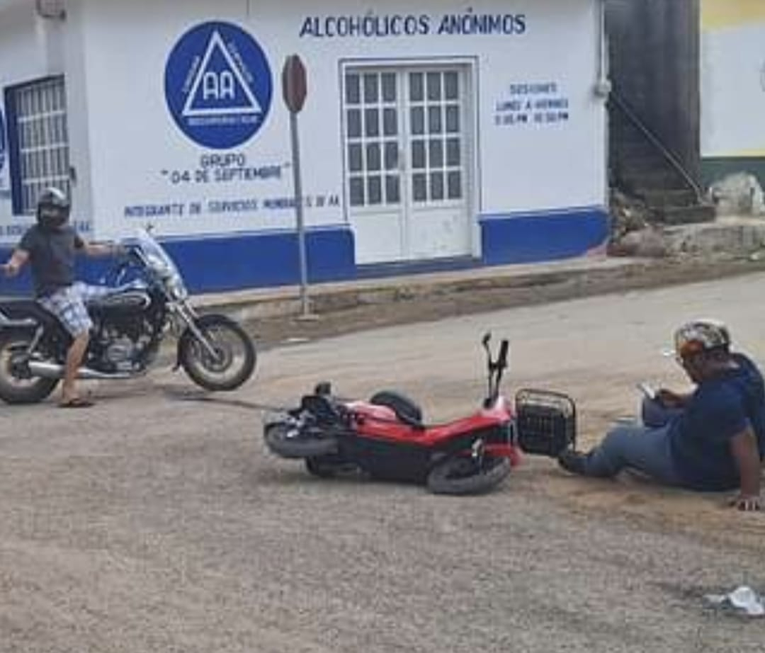 Hombre e hija colisionan en su motocicleta en José María Morelos Hombre e hija colisionan en su motocicleta en José María Morelos