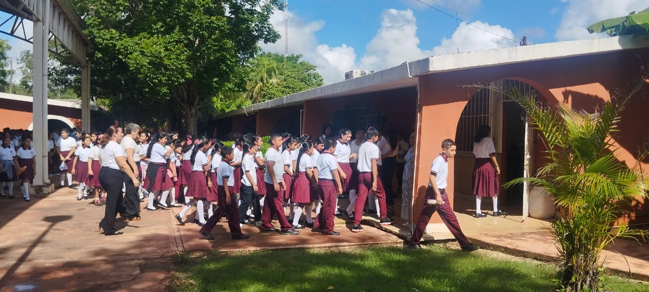 Jóvenes que hablan la lengua maya, se avergüenzan de ello Jóvenes que hablan la lengua maya, se avergüenzan de ello