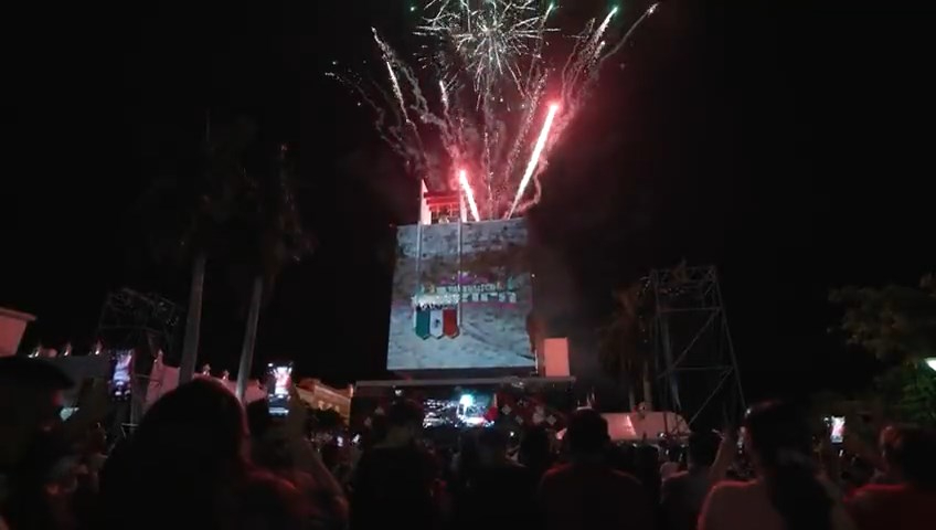 La ceremonia del Grito es seguida en persona y por medios digitales, culminando con fuegos artificiales. La ceremonia del Grito es seguida en persona y por medios digitales, culminando con fuegos artificiales.