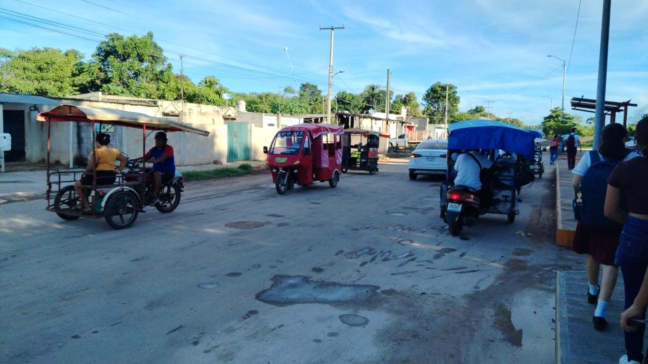 La policía municipal intervino y los mototaxistas piratas liberaron el vehículo y huyeron. La policía municipal intervino y los mototaxistas piratas liberaron el vehículo y huyeron.