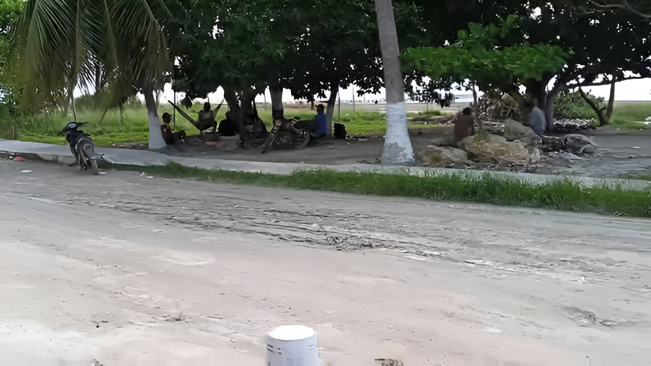 La ruptura de la tubería ha causado grandes fugas de agua, llenando baches y dejando las calles intransitables. La ruptura de la tubería ha causado grandes fugas de agua, llenando baches y dejando las calles intransitables.