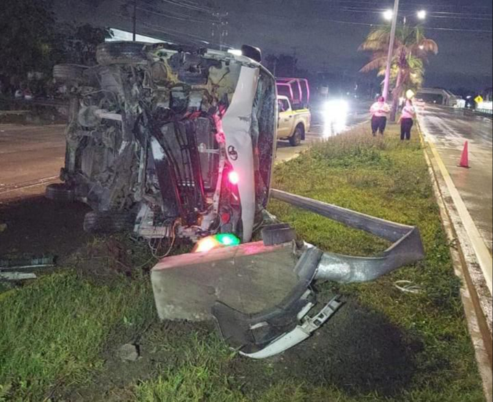 La van fue declarada como pérdida total debido a los daños La van fue declarada como pérdida total debido a los daños