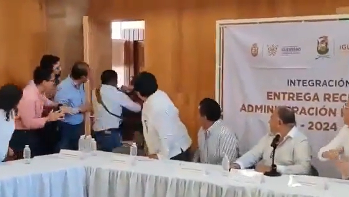 Escoltas de alcaldes de Iguala se enfrentan a golpes en plena Sala de Cabildo: VIDEO