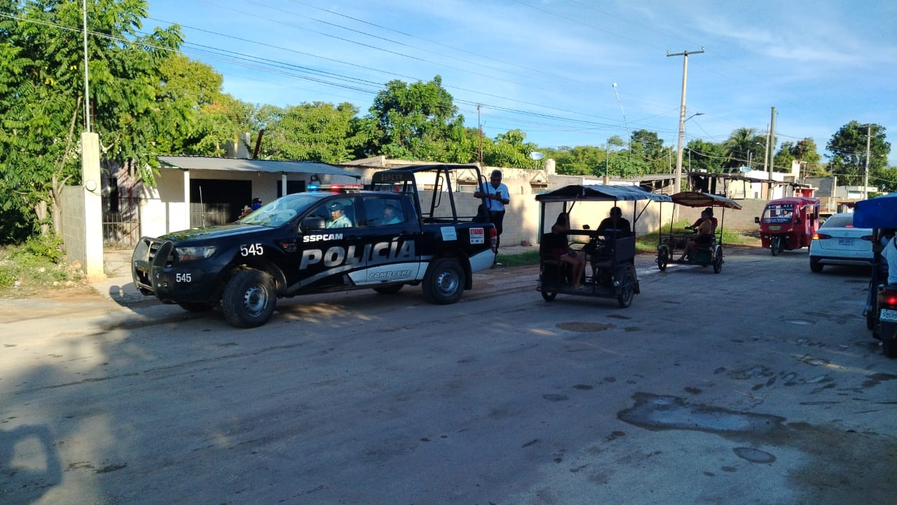 Mototaxistas "piratas" retienen colectivo en Dzitbalché por llevar estudiantes