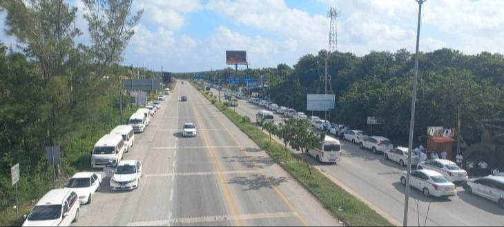 Taxistas comenzaron a reunirse en la carretera federal 307 Taxistas comenzaron a reunirse en la carretera federal 307
