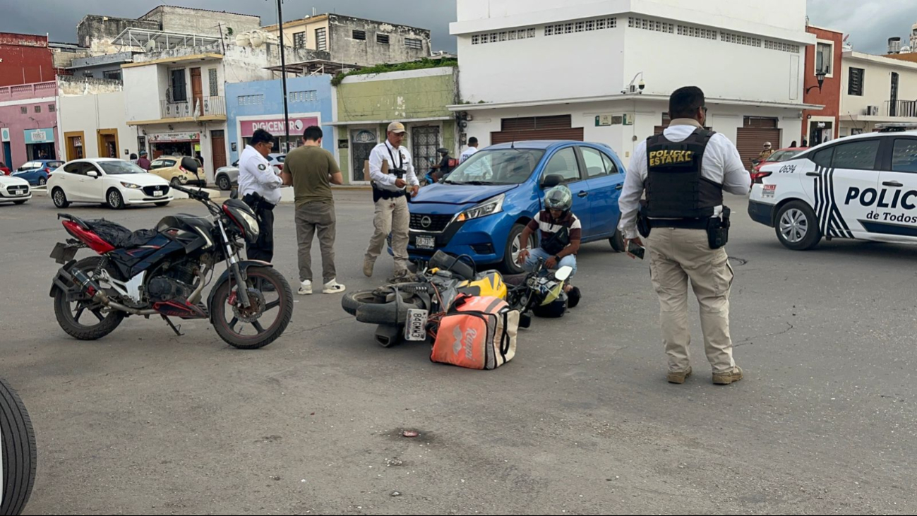 Conductor se pasa el alto en Campeche y provoca posible fractura a motociclista   