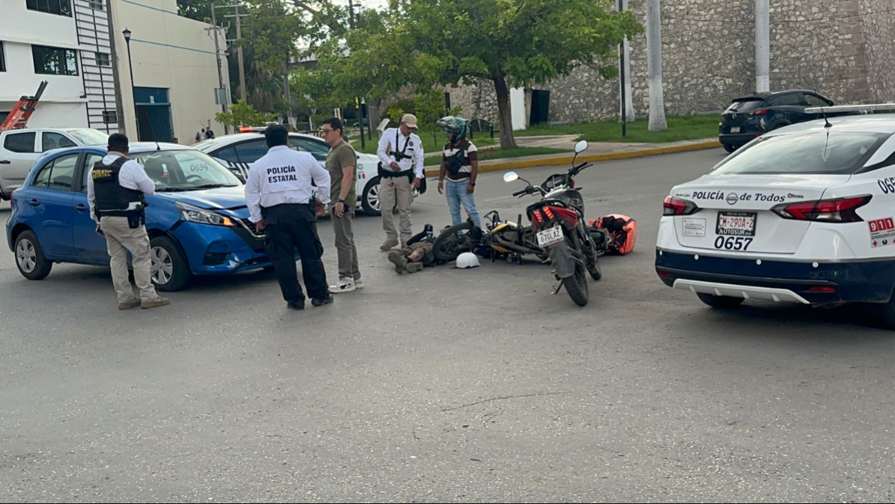 Un auto compacto no respetó el alto marcado y chocó contra el motociclista Un auto compacto no respetó el alto marcado y chocó contra el motociclista