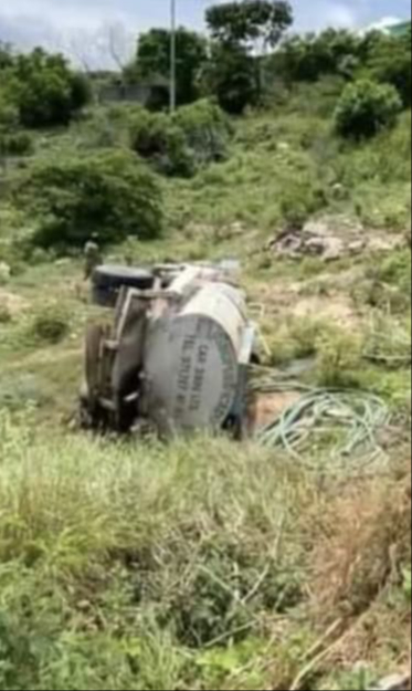 Conductor de pipa pierde el control y se vuelca en carretera  de José  María Morelos
