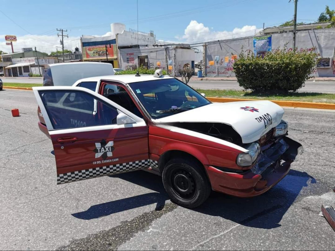 El taxi se proyectó contra la parte trasera de una camioneta Mazda CX-7 El taxi se proyectó contra la parte trasera de una camioneta Mazda CX-7