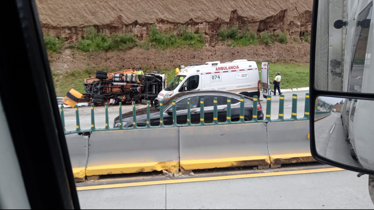 El tráiler permanece volcado en la autopista México-Puebla El tráiler permanece volcado en la autopista México-Puebla