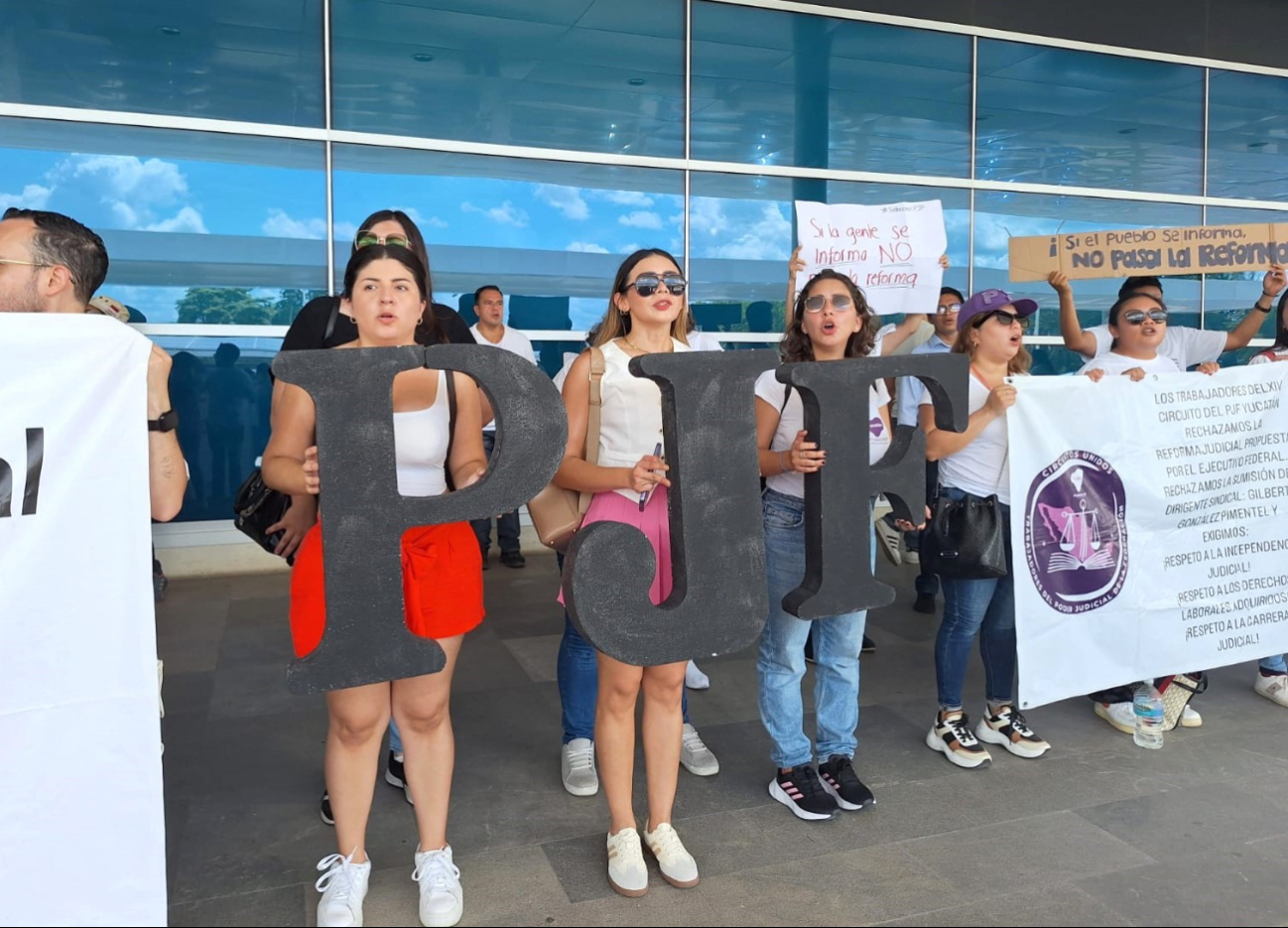 Empleados amenazan con más protestas en Mérida Empleados amenazan con más protestas en Mérida