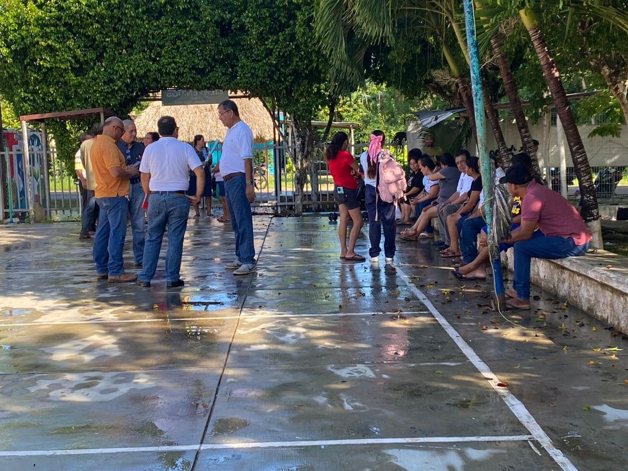Estudiantes de la Laguna Guerrero toman sus clases en una bodega Estudiantes de la Laguna Guerrero toman sus clases en una bodega