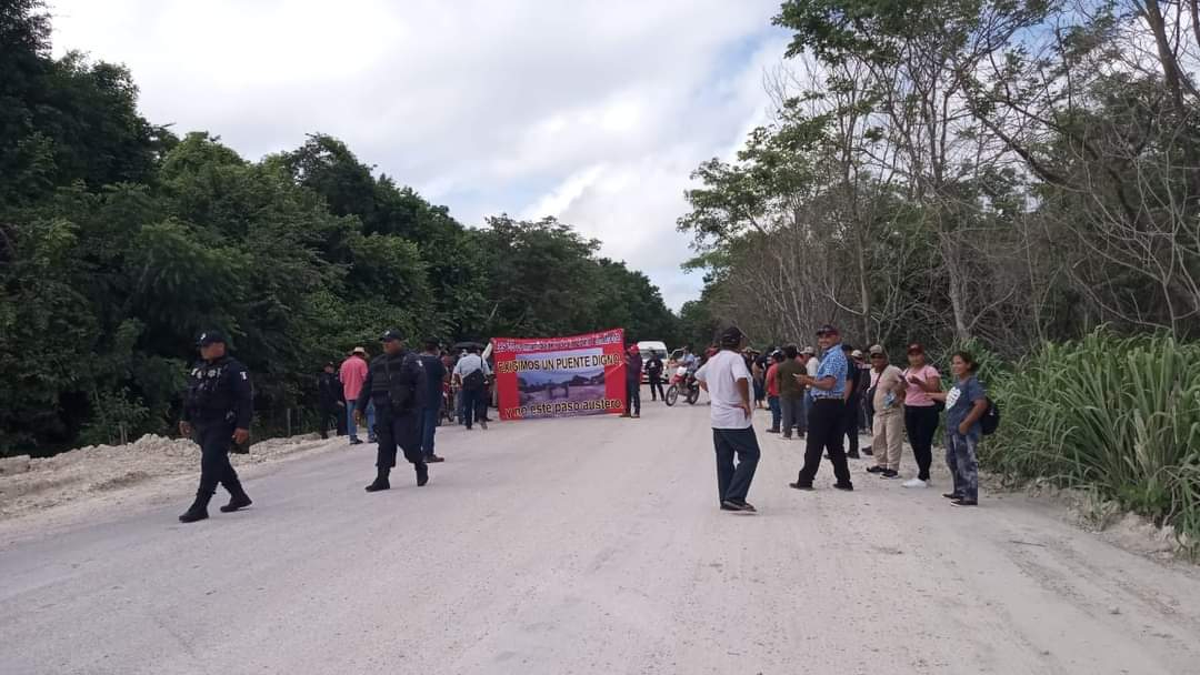 Habitantes de la Zona Limítrofe con Campeche bloquearon el camino a San Antonio Soda por afectaciones del Tren Maya