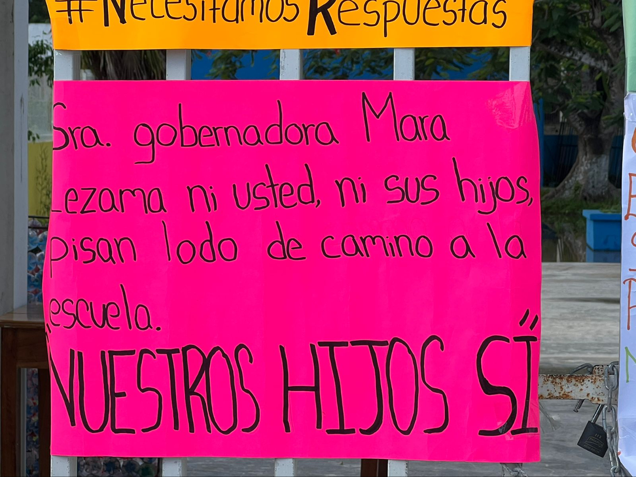 Las inundaciones llegan incluso dentro de los salones, impidiendo clases para los niños Las inundaciones llegan incluso dentro de los salones, impidiendo clases para los niños