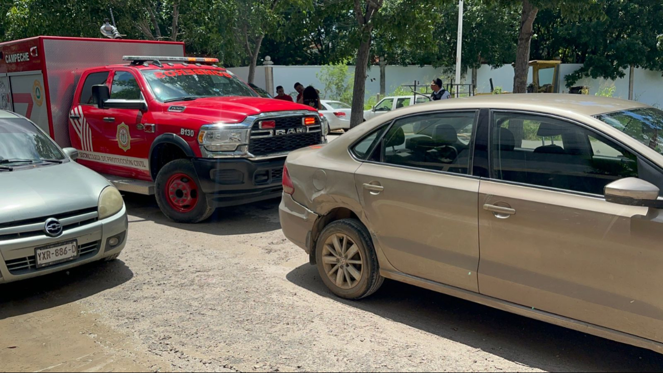 Conductor imprudente choca contra camión de bomberos en Campeche 