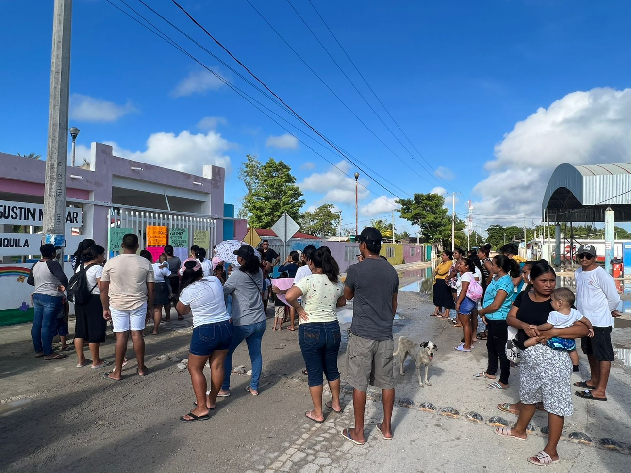 Los padres de familia permanecieron frente al plantel exigiendo ser escuchados Los padres de familia permanecieron frente al plantel exigiendo ser escuchados