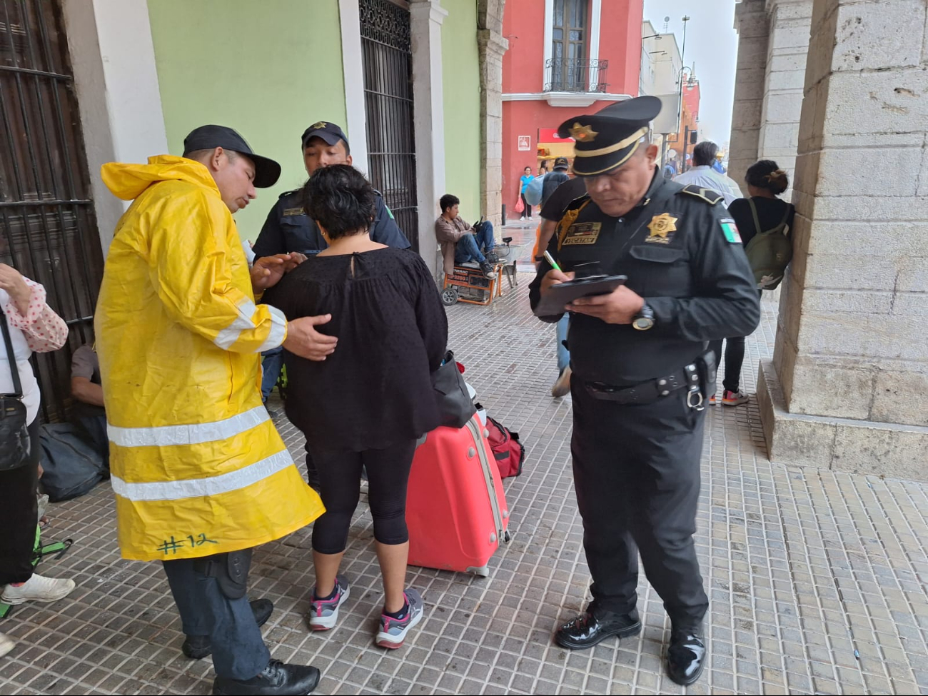 Oficiales arribaron al área para resguardar a la mujer herida Oficiales arribaron al área para resguardar a la mujer herida