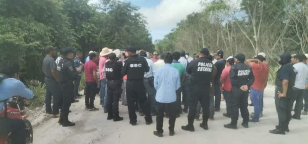 Son cerca de 50 ejidatarios los que mantienen las protestas Son cerca de 50 ejidatarios los que mantienen las protestas
