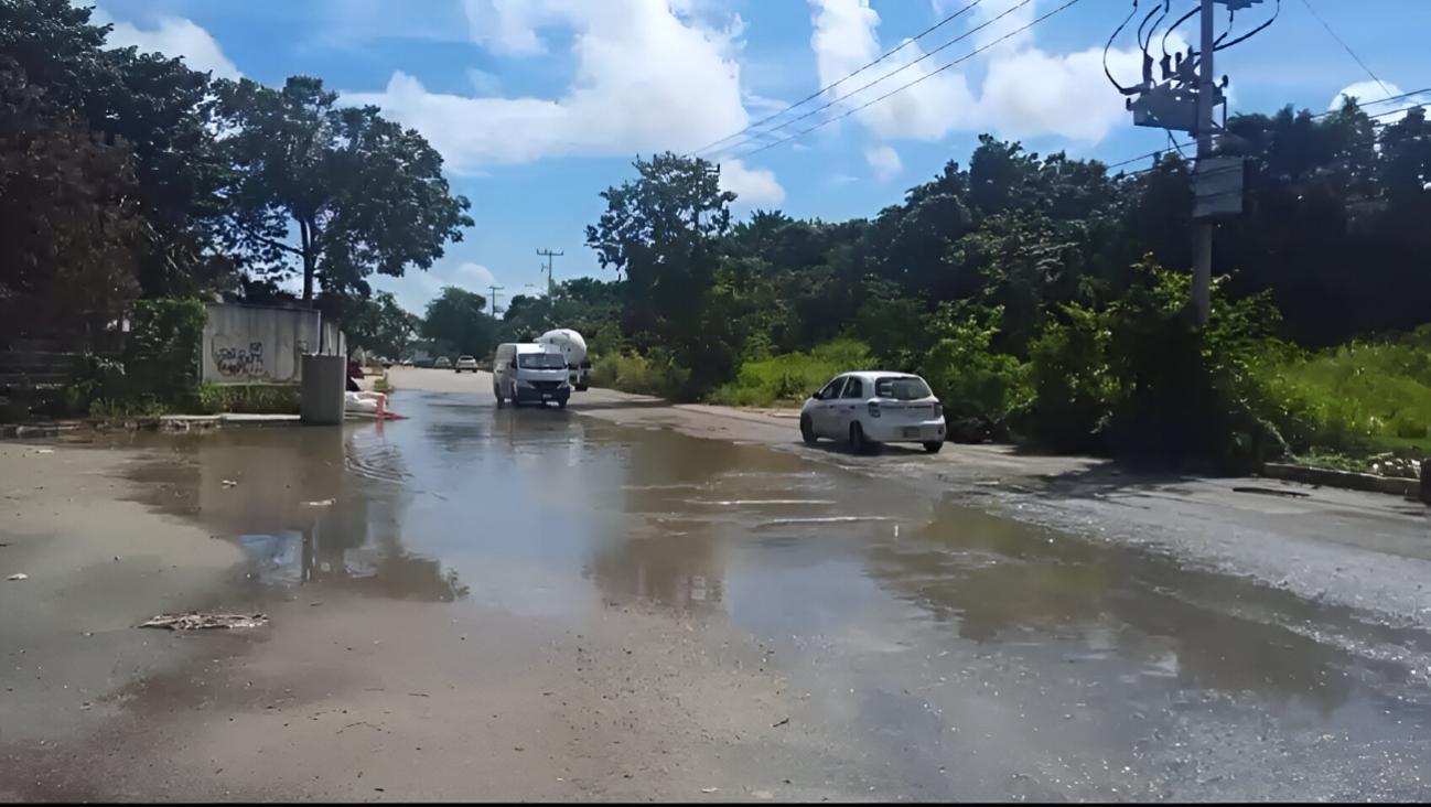 Inundaciones y baches afectan a vecinos de Vista Real  en Cancún