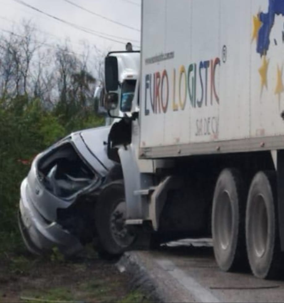 Accidente entre un coche y camión de carga, deja dos personas fallecidas en José María Morelos Accidente entre un coche y camión de carga, deja dos personas fallecidas en José María Morelos