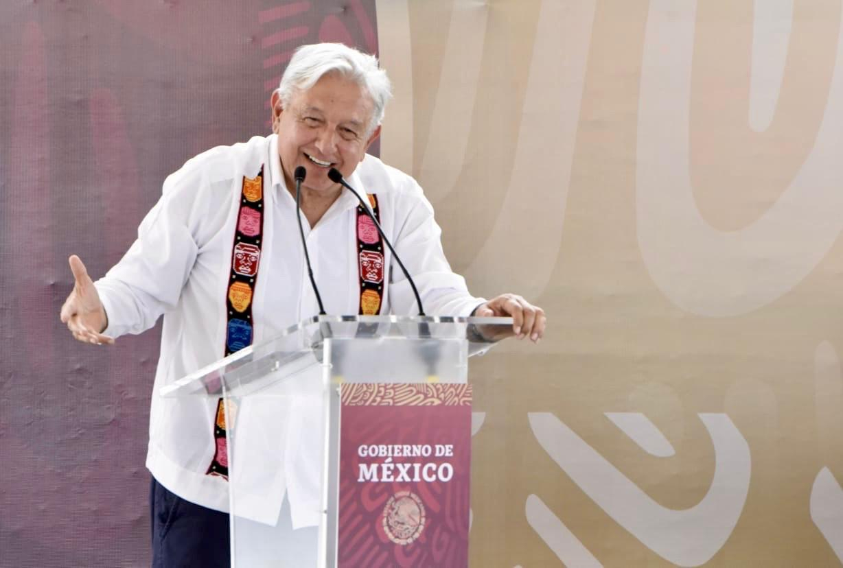 López Obrador entrega títulos de posesión en Quintana Roo y destaca crecimiento del Sureste