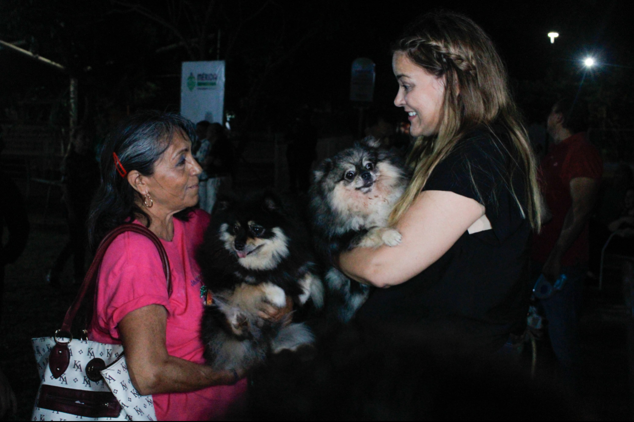 Cecilia Patrón dialoga con habitantes de la colonia Chuburná acerca del Esterimóvil Cecilia Patrón dialoga con habitantes de la colonia Chuburná acerca del Esterimóvil