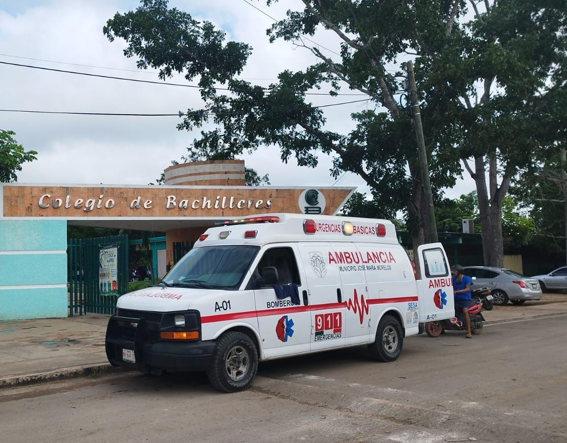 Compañeros de la estudiante la auxiliaron mientras esperaban ayuda médica Compañeros de la estudiante la auxiliaron mientras esperaban ayuda médica