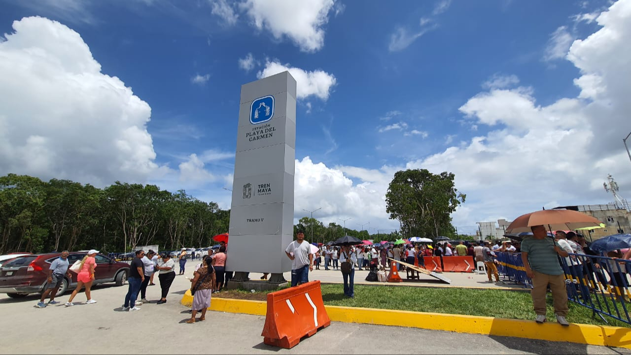 Familias se encuentran ya reunidas en la estación del Tren Maya en Playa del Carmen Familias se encuentran ya reunidas en la estación del Tren Maya en Playa del Carmen