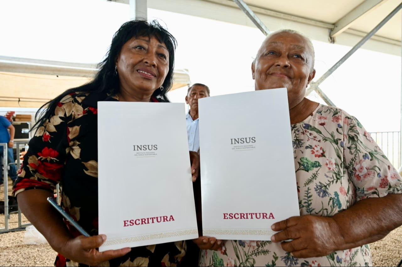 Habitantes de Solidaridad con sus títulos de posesión Habitantes de Solidaridad con sus títulos de posesión